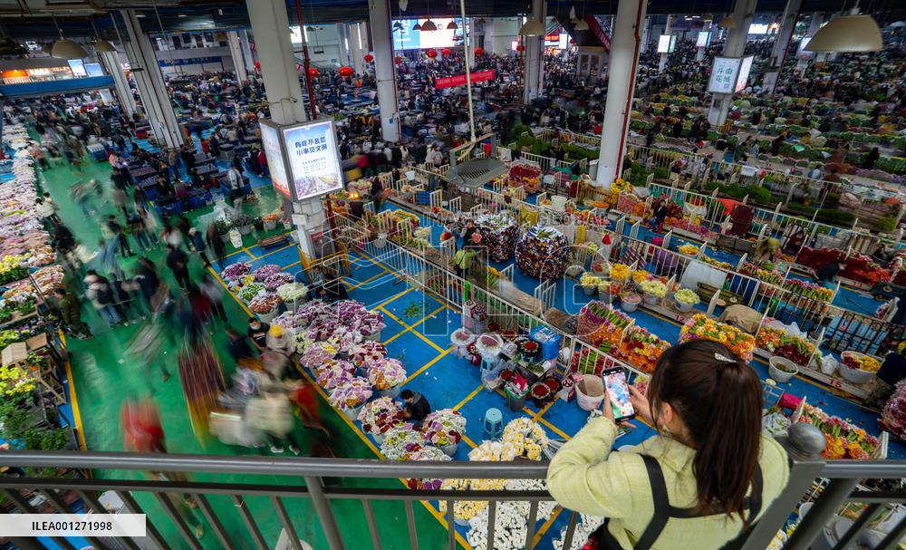 Xinhua Headlines: China's foreign trade grows at faster pace despite challenges