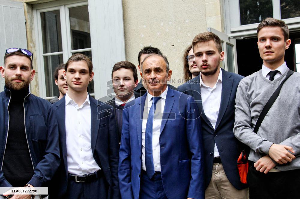 Eric Zemmour Dedicates His Latest Book - Le Mans