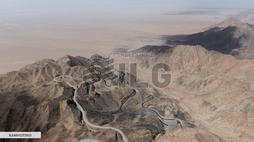 Xinhua Headlines: China develops cutting-edge observatory on "roof of the world"