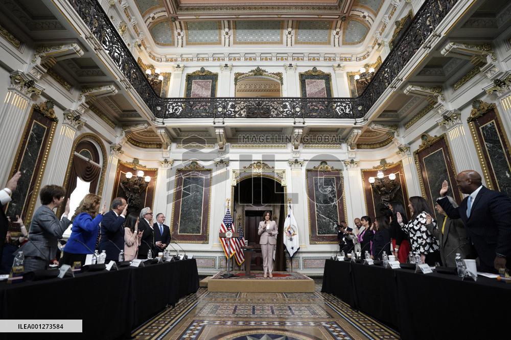 Kamala Harris swears in Commissioners for Hispanics - Washington