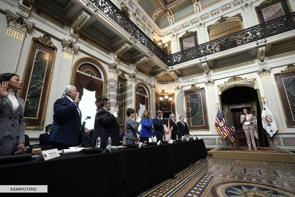 Kamala Harris swears in Commissioners for Hispanics - Washington