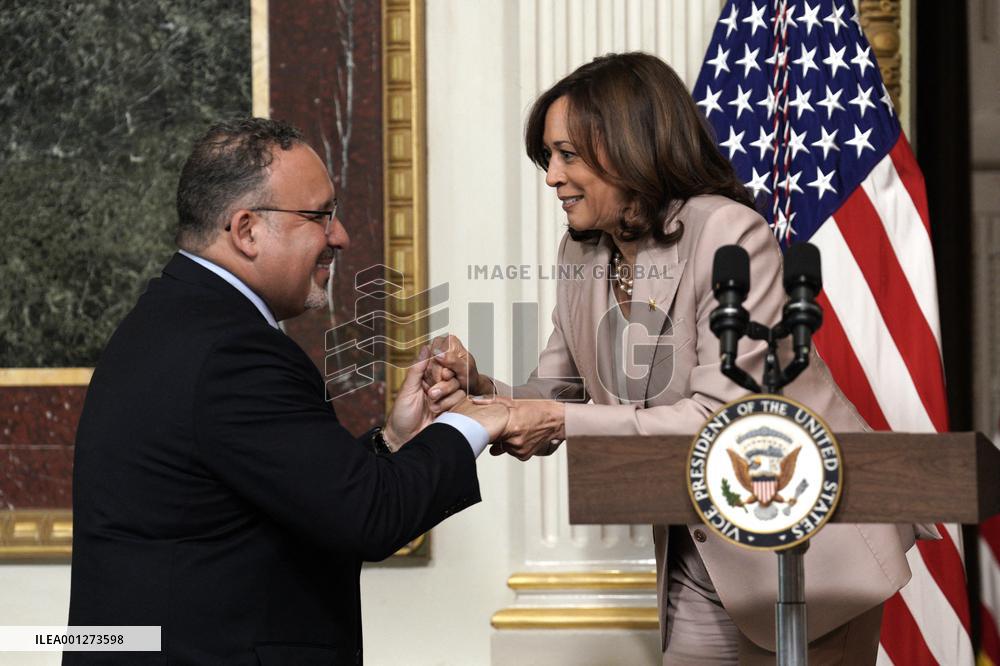 Kamala Harris swears in Commissioners for Hispanics - Washington