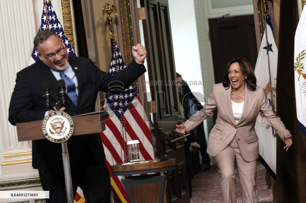 Kamala Harris swears in Commissioners for Hispanics - Washington