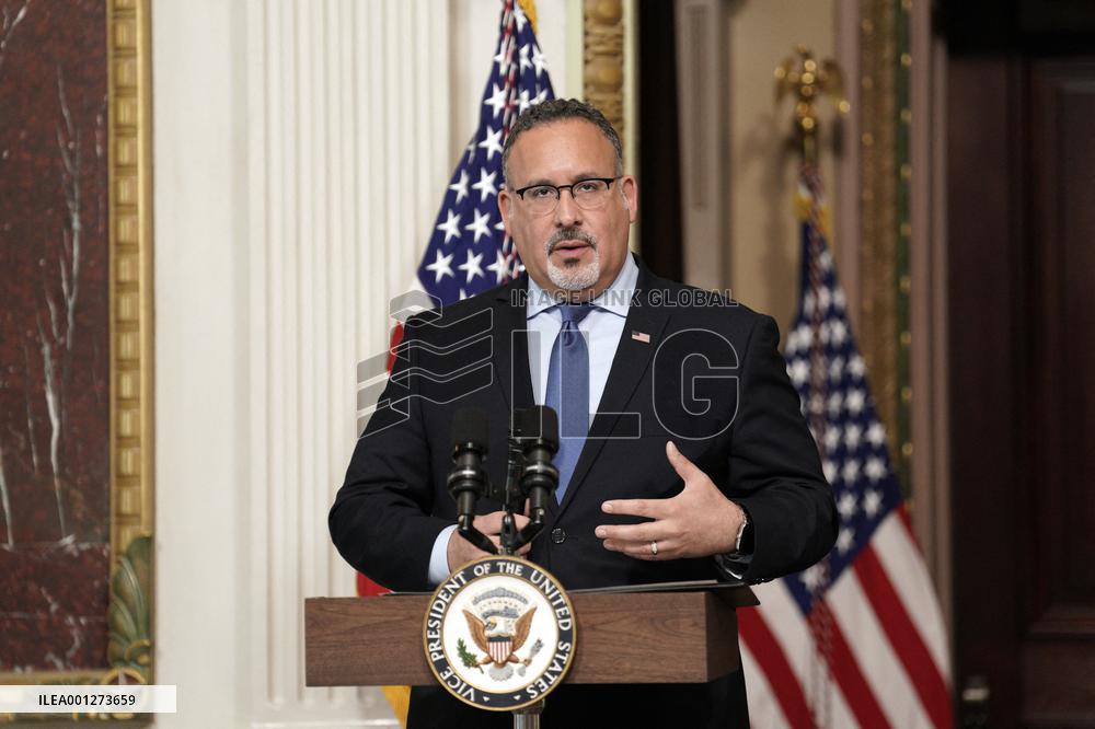 Kamala Harris swears in Commissioners for Hispanics - Washington