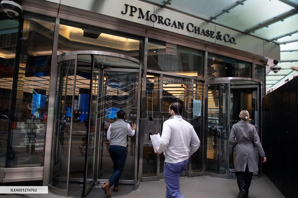 Xinhua Headlines: Falling of regional banks, detrimental to U.S. and global economy