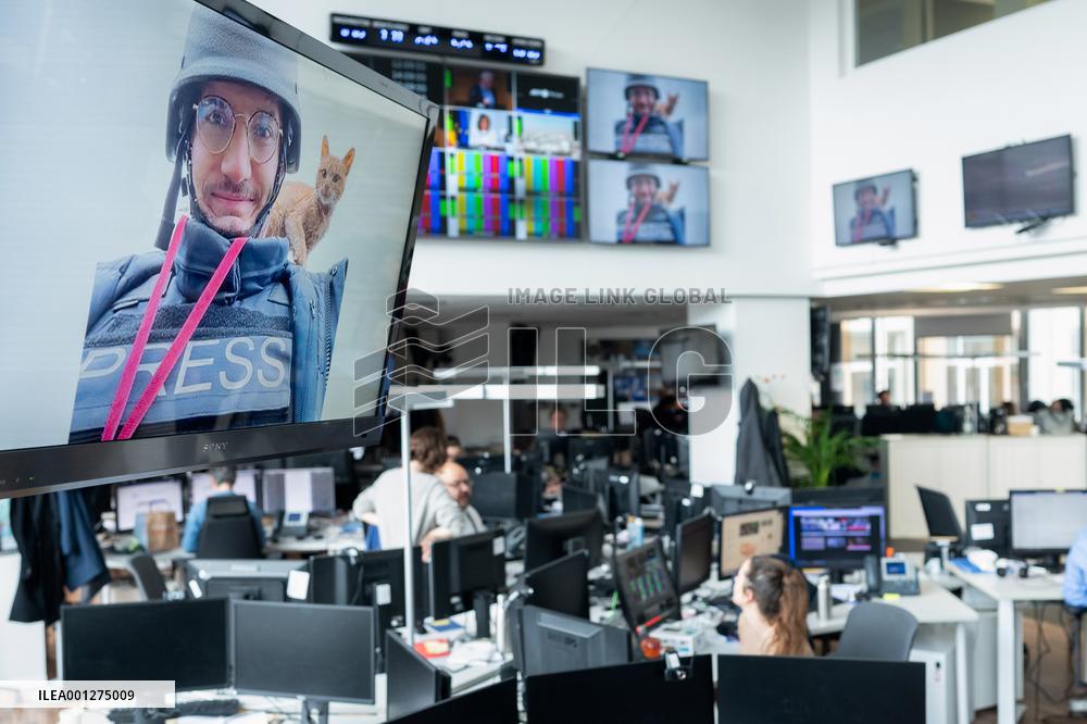 Minute Of Silence In Tribute To The AFP Journalist Who Died In Ukraine - Paris