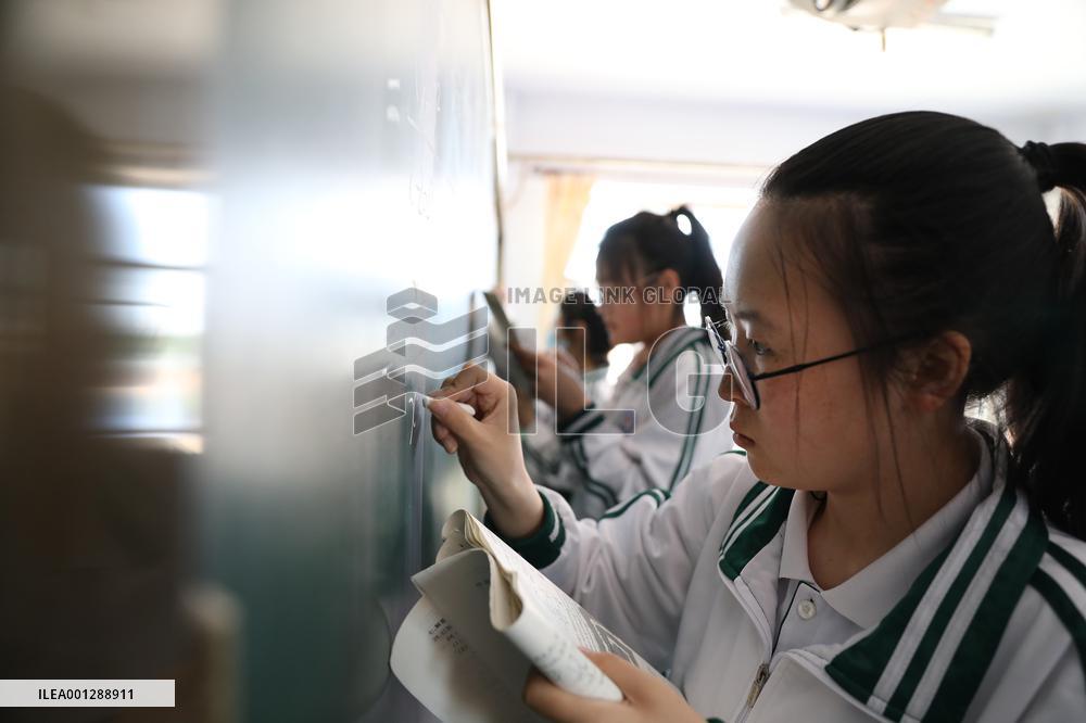 CHINA-LIAONING-XINGCHENG-SCHOOL-MOTHER-HEARING-IMPAIRED DAUGHTER (CN)
