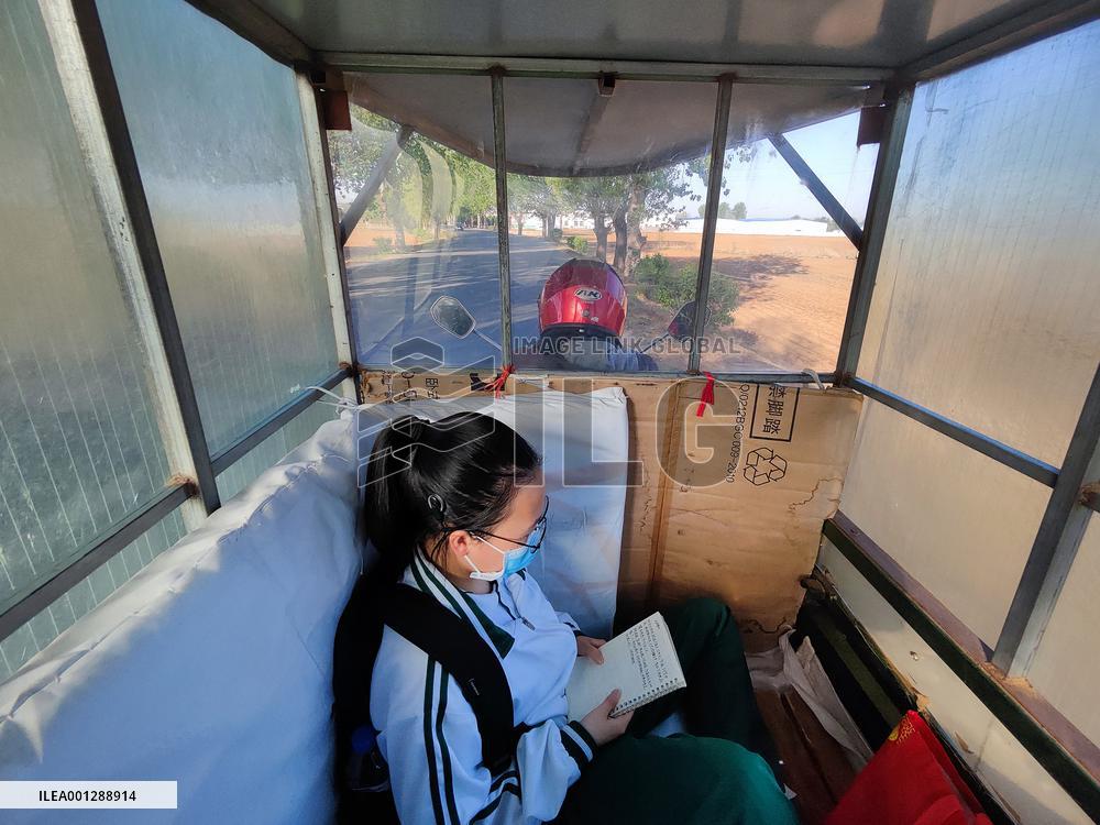 CHINA-LIAONING-XINGCHENG-SCHOOL-MOTHER-HEARING-IMPAIRED DAUGHTER (CN)
