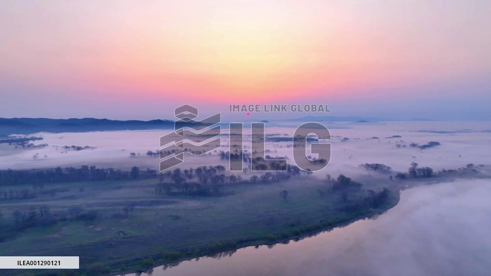 Amazing view of Wusuli River shrouded in mist in China's Heilongjiang