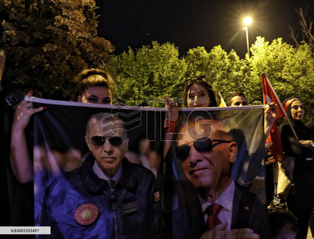 Supporters outside of AKP - Istanbul