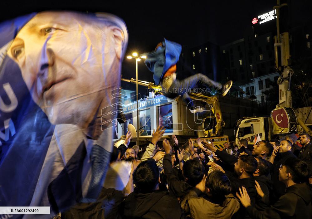 Supporters outside of AKP - Istanbul