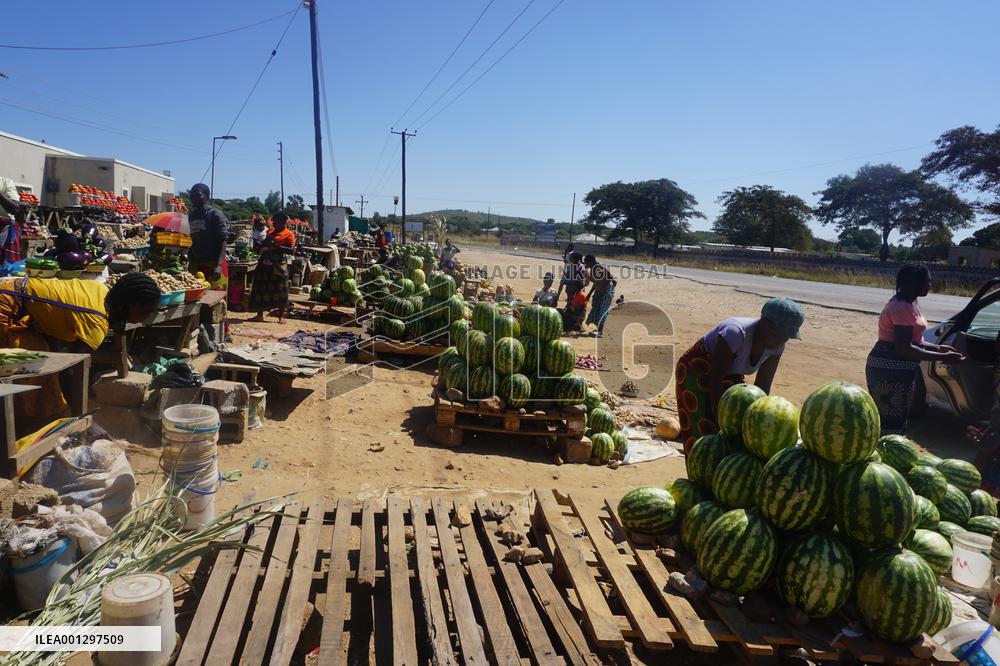ZAMBIA-LUSAKA-ROADSIDE TRADING