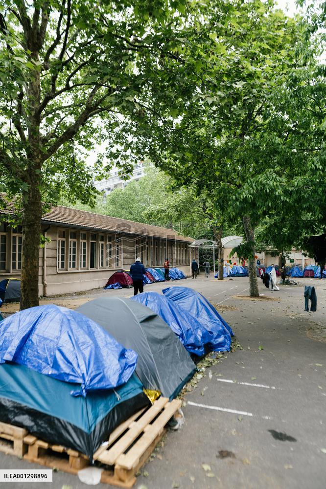 400 young migrants occupy a disused school - Paris