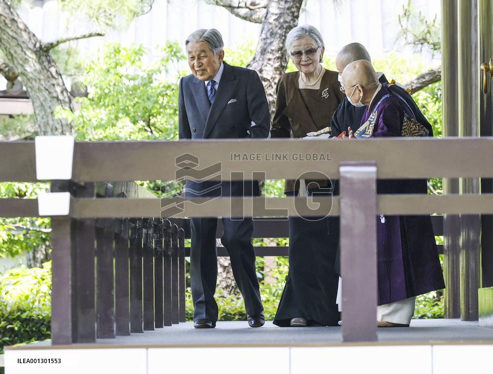 Japan's former emperor, empress in Nara