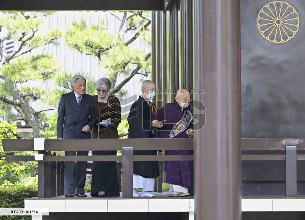 Japan's former emperor, empress in Nara