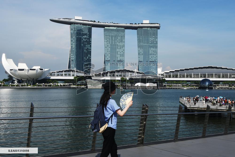 SINGAPORE-HOT WEATHER