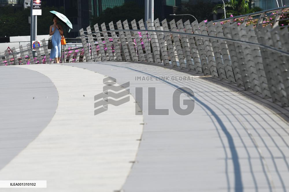 SINGAPORE-HOT WEATHER