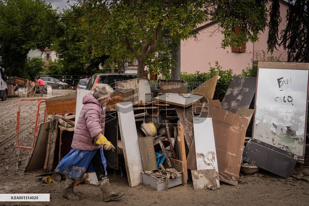 Floods Leave 13 Dead And Force 13000 From Their Homes - Italy