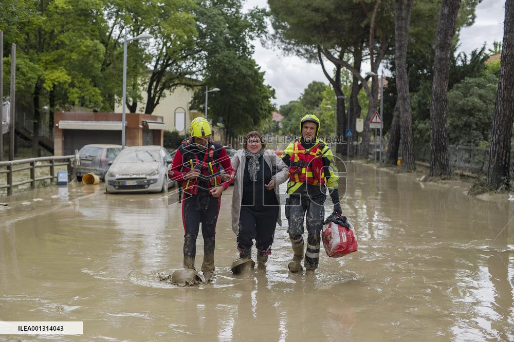 Floods Leave 13 Dead And Force 13000 From Their Homes - Italy
