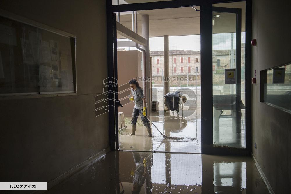 Floods Leave 13 Dead And Force 13000 From Their Homes - Italy