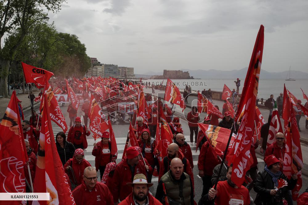 Labor unions protest against government employment laws - Naples