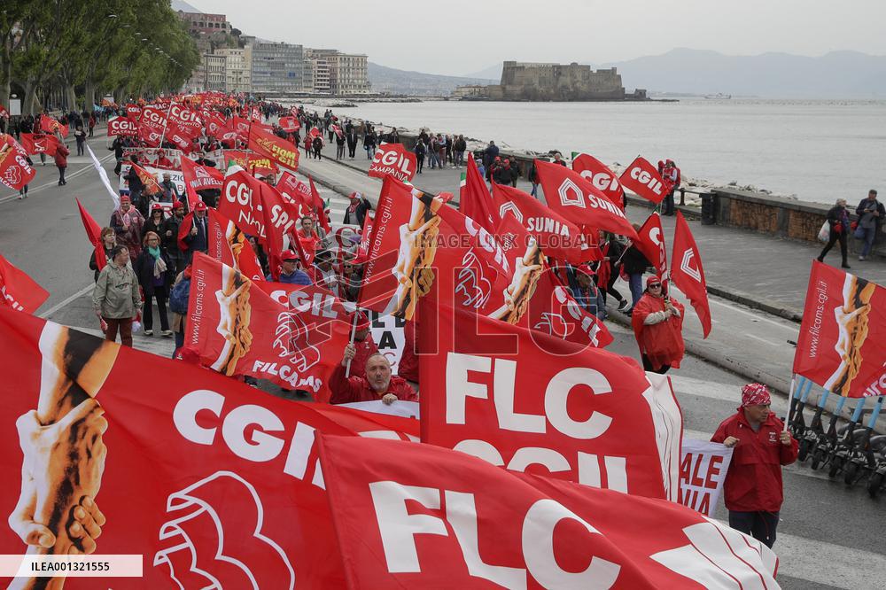 Labor unions protest against government employment laws - Naples