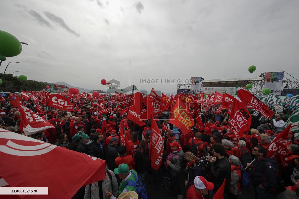 Labor unions protest against government employment laws - Naples