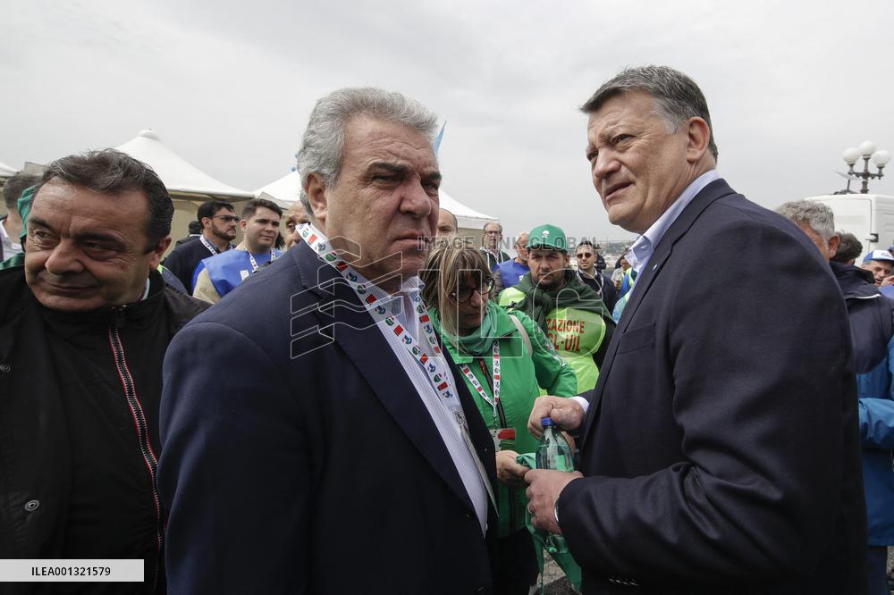 Labor unions protest against government employment laws - Naples