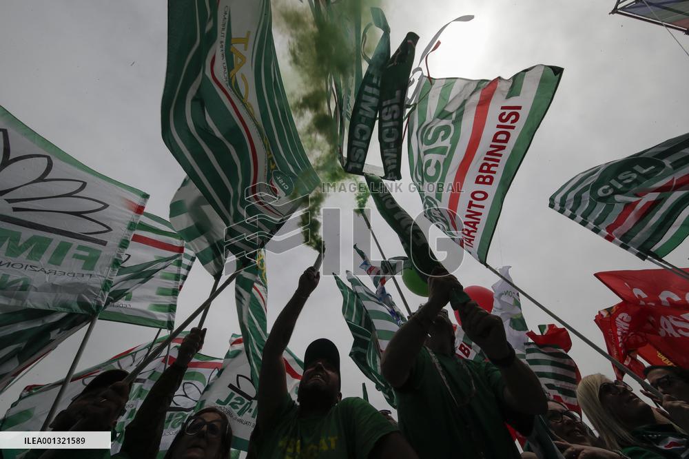 Labor unions protest against government employment laws - Naples