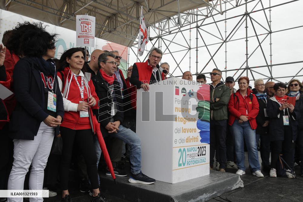 Labor unions protest against government employment laws - Naples