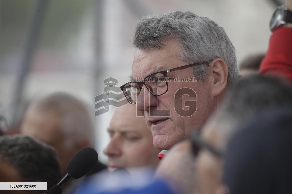 Labor unions protest against government employment laws - Naples