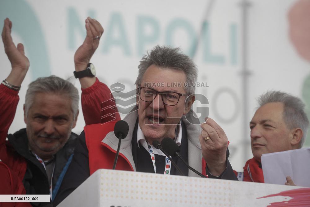 Labor unions protest against government employment laws - Naples