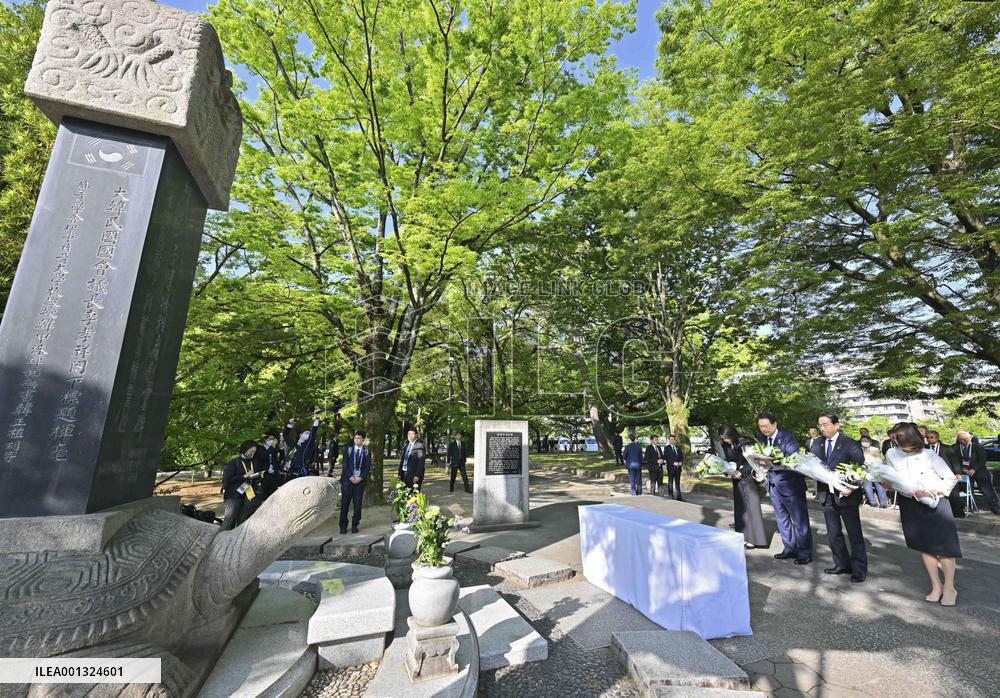 Kishida, Yoon visit cenotaph for Korean A-bomb victims