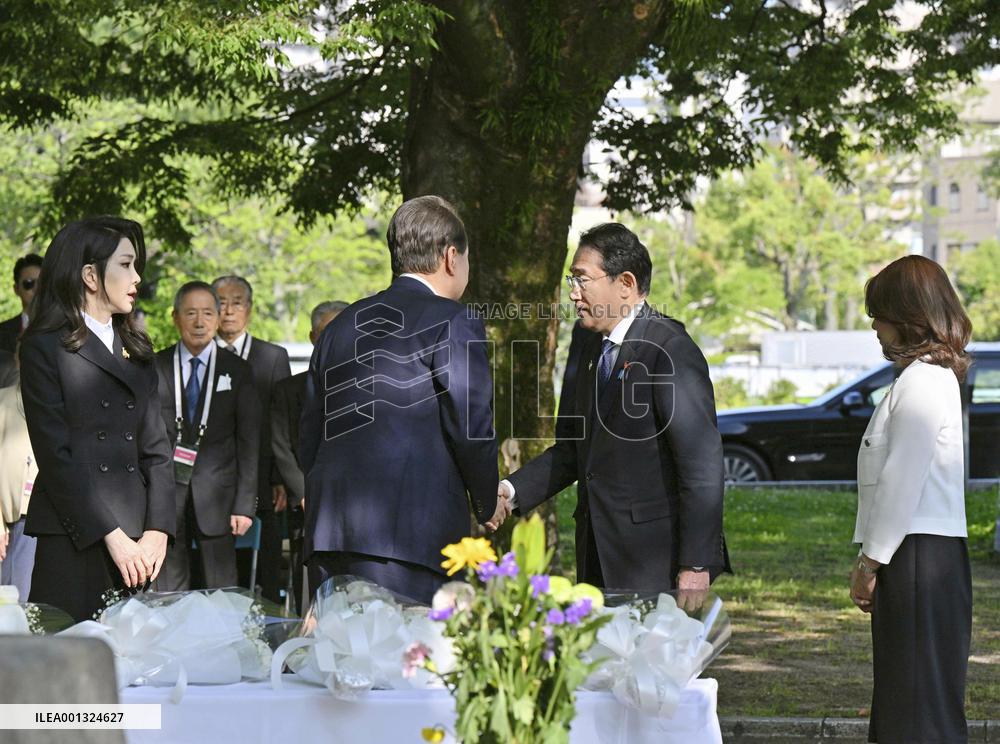 Kishida, Yoon visit cenotaph for Korean A-bomb victims