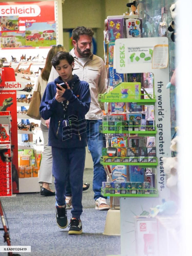 Jennifer Lopez And Ben Affleck Out Shopping - LA