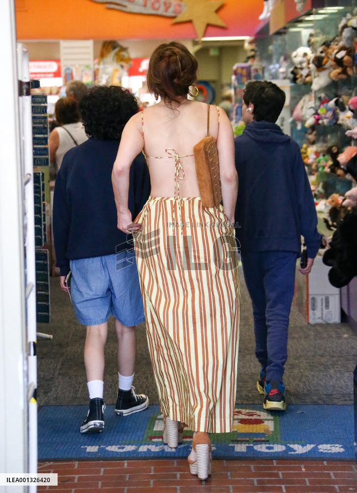Jennifer Lopez And Ben Affleck Out Shopping - LA