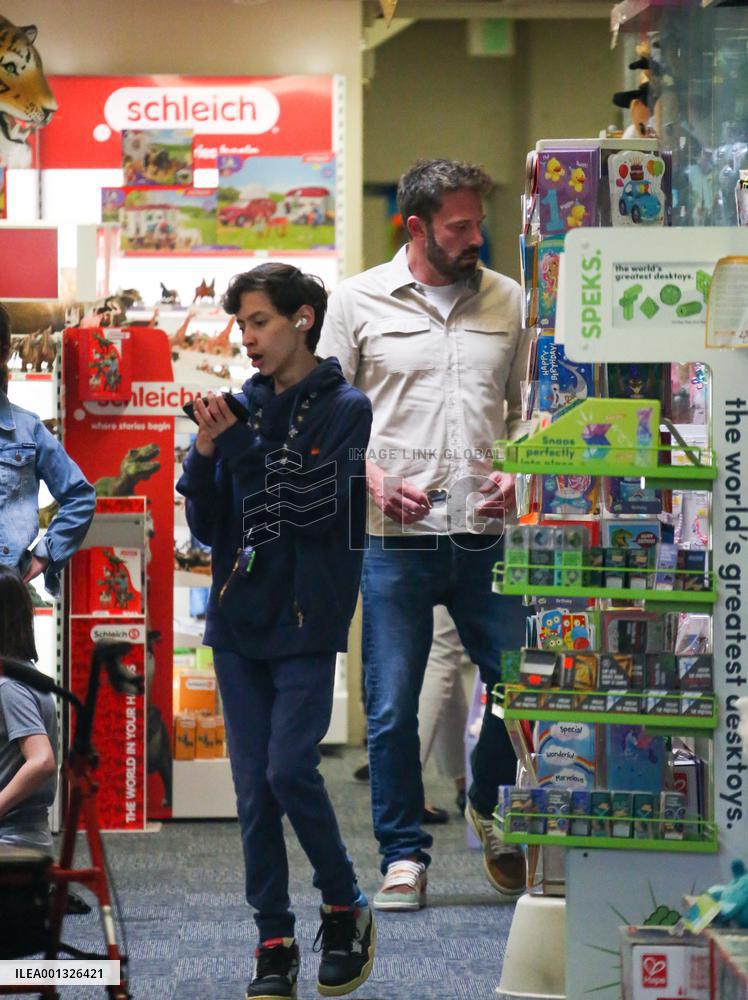 Jennifer Lopez And Ben Affleck Out Shopping - LA