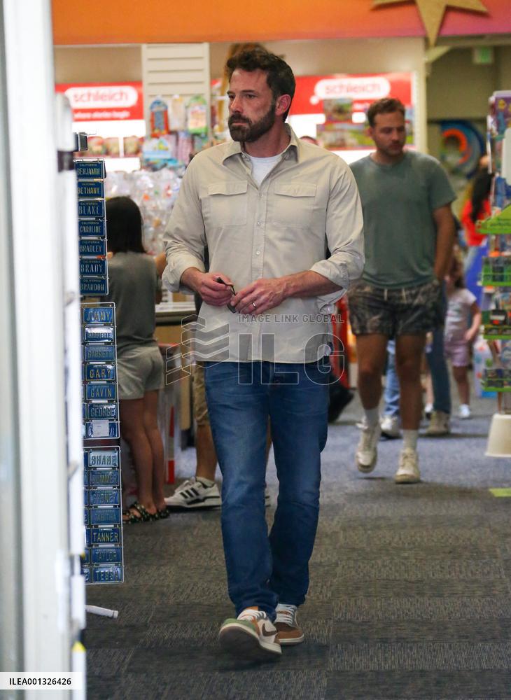 Jennifer Lopez And Ben Affleck Out Shopping - LA