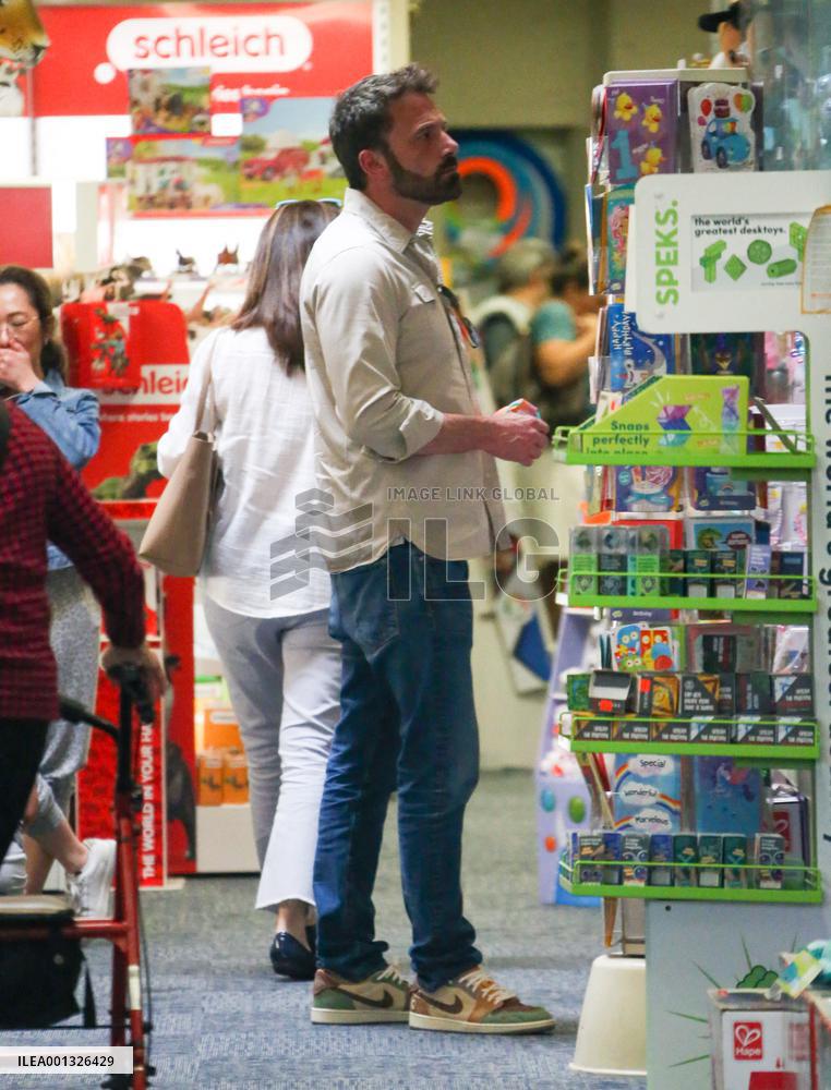 Jennifer Lopez And Ben Affleck Out Shopping - LA