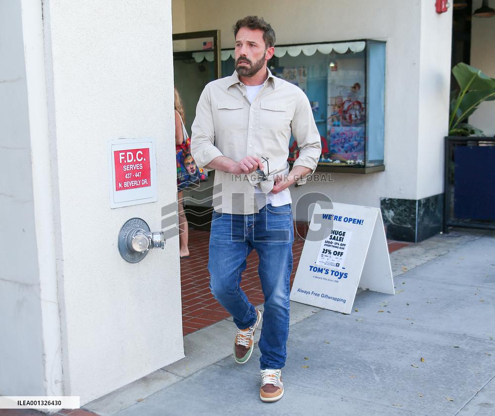 Jennifer Lopez And Ben Affleck Out Shopping - LA