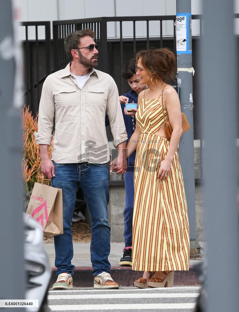 Jennifer Lopez And Ben Affleck Out Shopping - LA