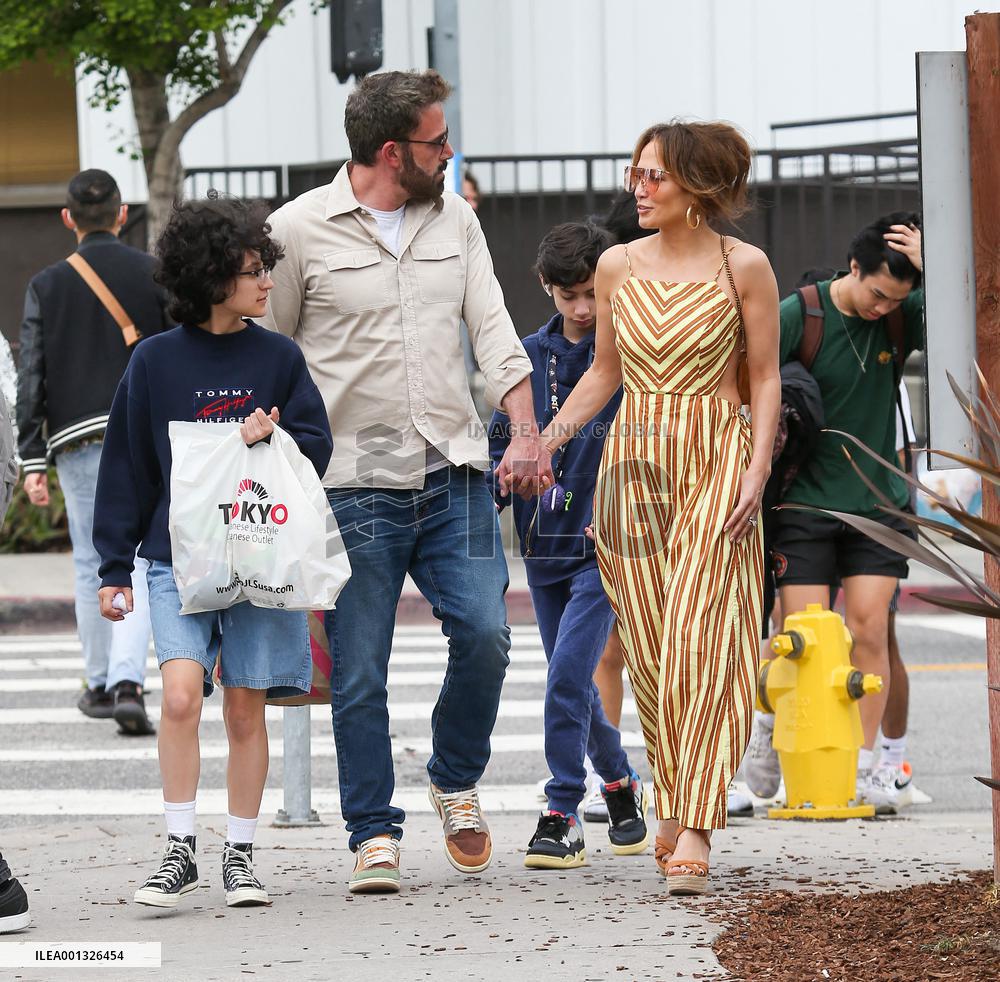 Jennifer Lopez And Ben Affleck Out Shopping - LA