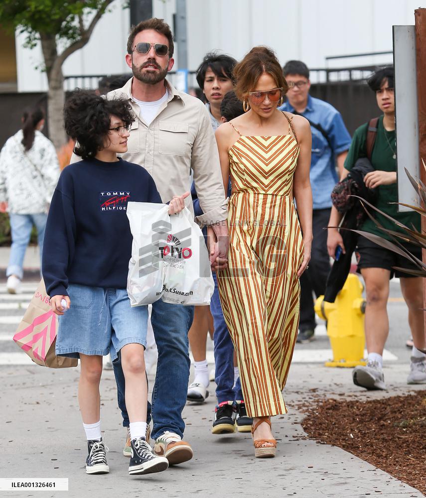 Jennifer Lopez And Ben Affleck Out Shopping - LA