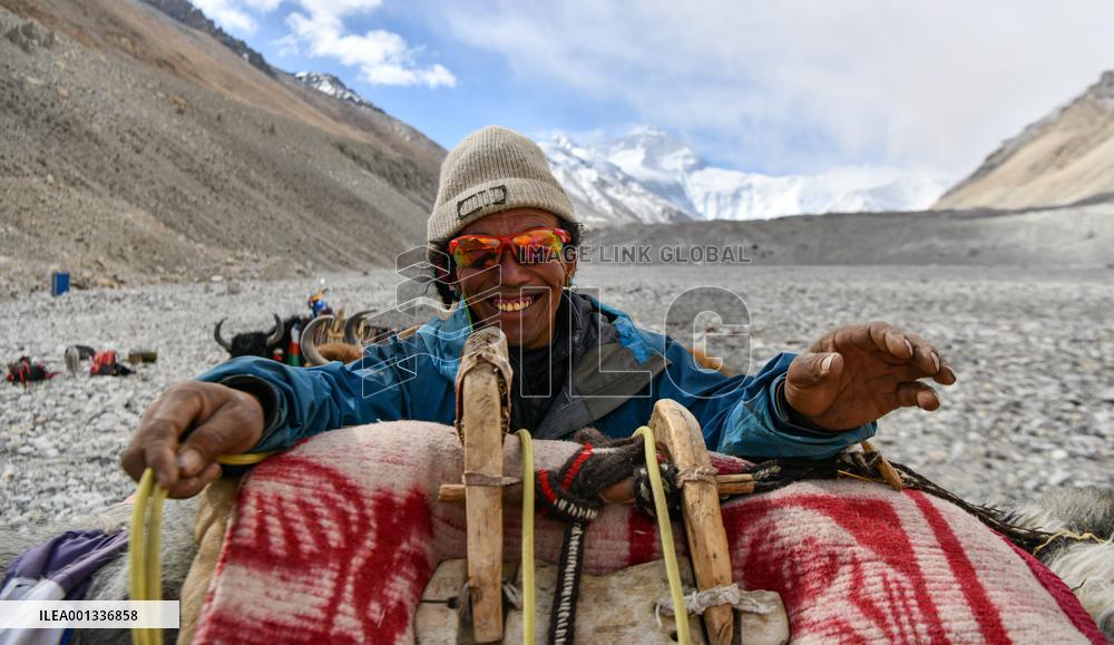 (InTibet)CHINA-TIBET-MT. QOMOLANGMA-HERDSMAN (CN)
