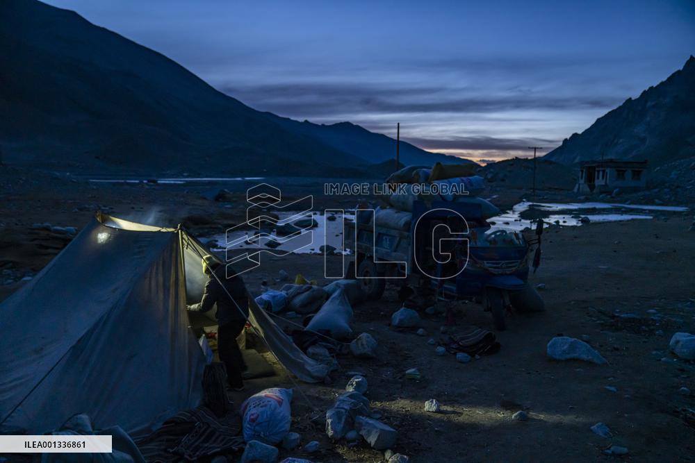 (InTibet)CHINA-TIBET-MT. QOMOLANGMA-HERDSMAN (CN)