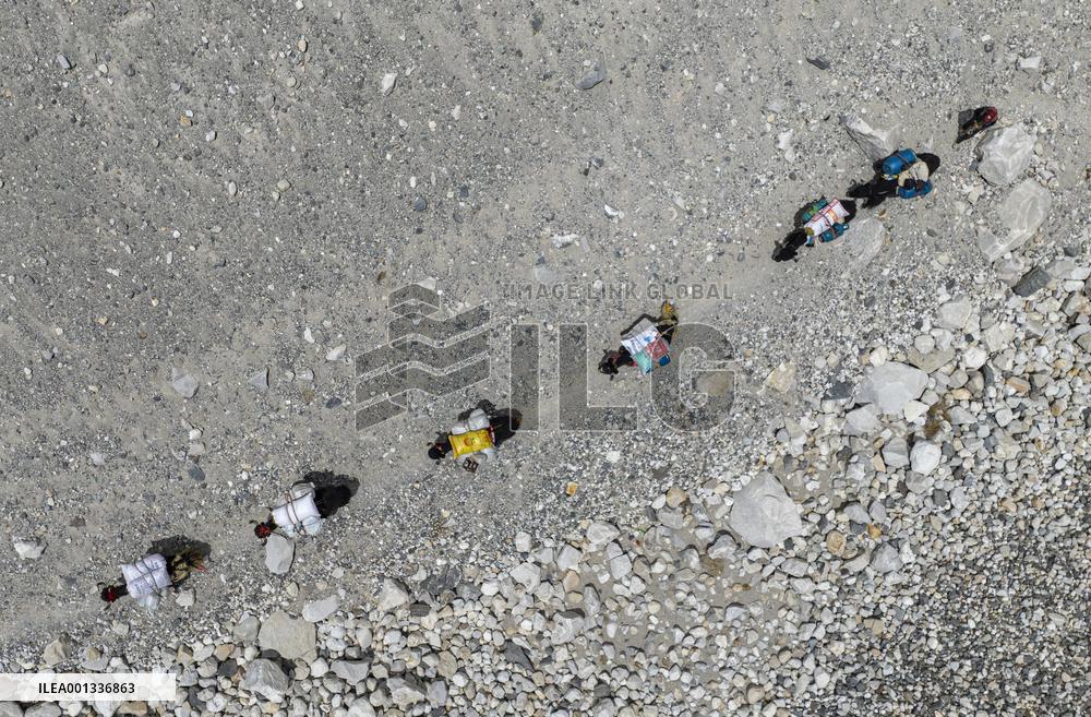 (InTibet)CHINA-TIBET-MT. QOMOLANGMA-HERDSMAN (CN)