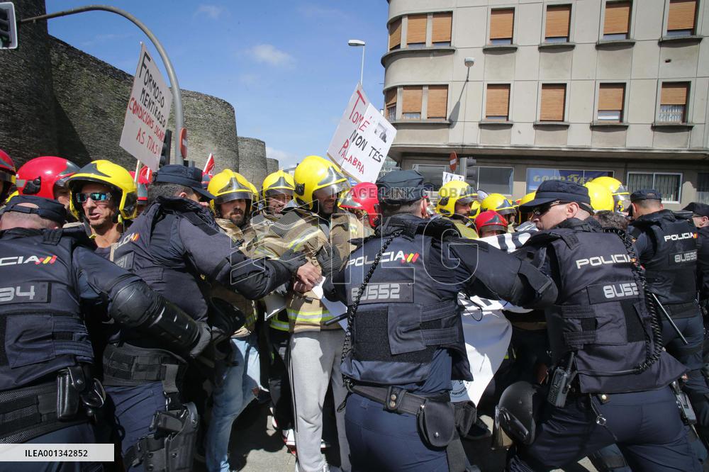Firefighters Protest in Spain