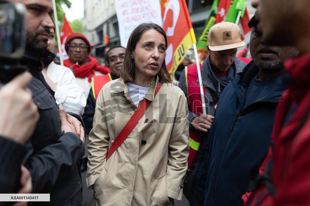 Gathering in support of the workers on strike of Vertbaudet - Paris