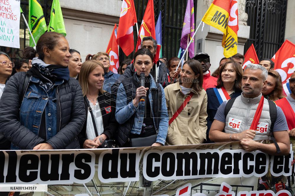 Gathering in support of the workers on strike of Vertbaudet - Paris