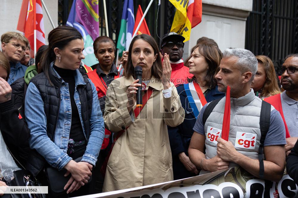 Gathering in support of the workers on strike of Vertbaudet - Paris
